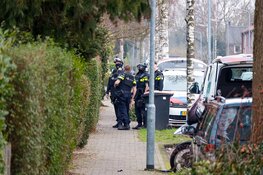 Politie doet inval in Laren in verband met lopend onderzoek, agenten dragen kogelwerende vesten
