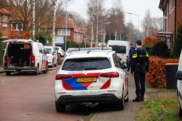 Politie doet inval in Laren in verband met lopend onderzoek, agenten dragen kogelwerende vesten