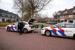 Politie doet inval in Laren in verband met lopend onderzoek, agenten dragen kogelwerende vesten
