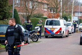Politie doet inval in Laren in verband met lopend onderzoek, agenten dragen kogelwerende vesten
