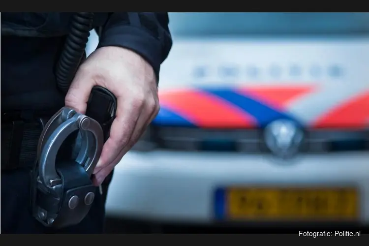 Arrestatieteam verricht aanhouding bij tankstation in Hilversum