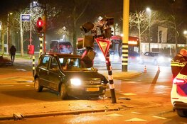 Auto botst tegen stoplicht in Hilversum
