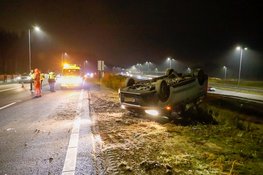 Busje van defensie vliegt over de kop op afrit A27
