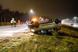 Busje van defensie vliegt over de kop op afrit A27