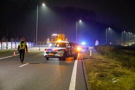 Busje van defensie vliegt over de kop op afrit A27