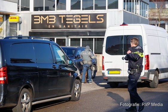 Arrestatieteam doet inval bij tegel- en sanitairbedrijf in Hilversum