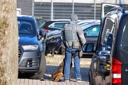 Arrestatieteam doet inval bij tegel- en sanitairbedrijf in Hilversum