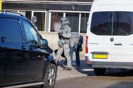 Arrestatieteam doet inval bij tegel- en sanitairbedrijf in Hilversum