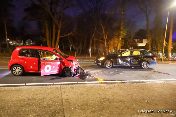 Botsing tussen twee auto’s aan de Nieuwe Bussumerweg in Huizen
