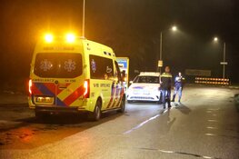 Jongeren gooien attributen, fietser raakt gewond