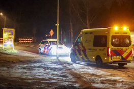 Jongeren gooien attributen, fietser raakt gewond