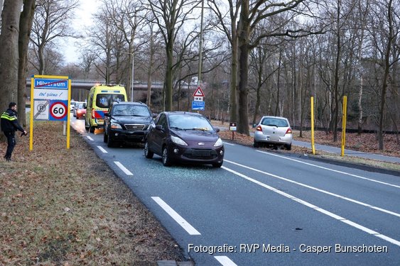 Automobilist rijdt plaatsnaambord uit de grond met kopstaartbotsing tot gevolg