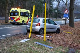 Automobilist rijdt plaatsnaambord uit de grond met kopstaartbotsing tot gevolg