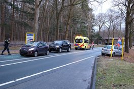 Automobilist rijdt plaatsnaambord uit de grond met kopstaartbotsing tot gevolg