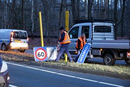 Automobilist rijdt plaatsnaambord uit de grond met kopstaartbotsing tot gevolg