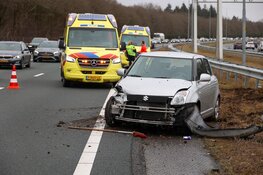 Auto botst tegen vangrail op de A27 bij Laren