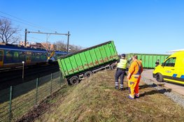 Aanhanger van vrachtwagen belandt bijna op spoor in Hilversum