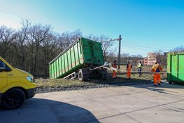 Aanhanger van vrachtwagen belandt bijna op spoor in Hilversum