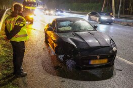 Bolide van ruim €130.000,- crasht op A1 bij Naarden; geen gewonden, veel schade