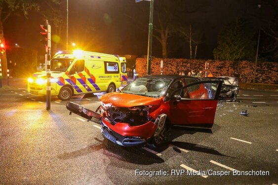 Twee gewonden bij botsing op kruising in Huizen