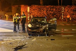 Twee gewonden bij botsing op kruising in Huizen