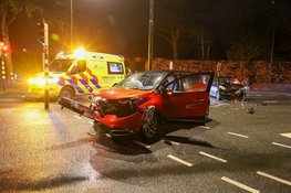 Twee gewonden bij botsing op kruising in Huizen