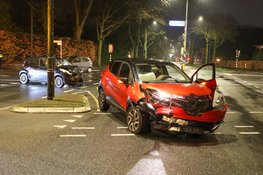 Twee gewonden bij botsing op kruising in Huizen