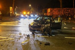 Twee gewonden bij botsing op kruising in Huizen
