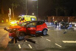 Twee gewonden bij botsing op kruising in Huizen