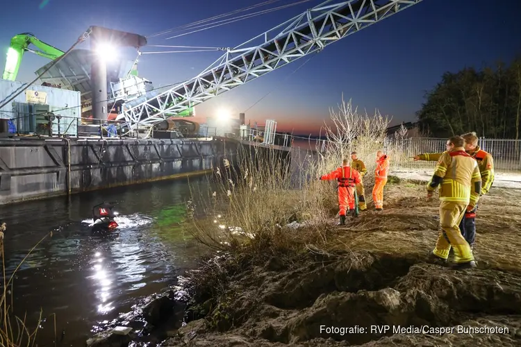 Kraanmachinist vind achtergelaten auto in Naardermeer