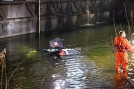 Kraanmachinist vind achtergelaten auto in Naardermeer