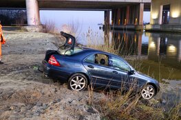 Kraanmachinist vind achtergelaten auto in Naardermeer