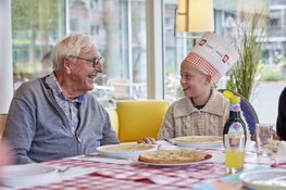 Vier basisscholen in gemeente Hilversum bakken pannenkoeken voor ouderen