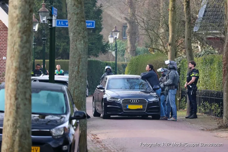 Grote politie-inzet vanwege verwarde man in woning in Huizen