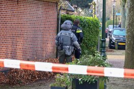 Grote politie-inzet vanwege verwarde man in woning in Huizen
