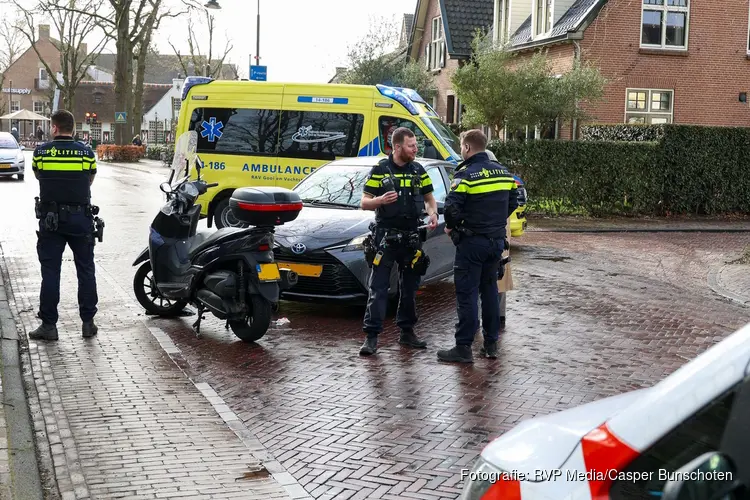 Motorrijder gewond na aanrijding met auto in Laren