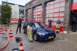 Brandweer Naarden wast auto’s voor het goede doel
