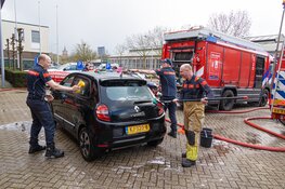 Brandweer Naarden wast auto’s voor het goede doel
