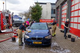 Brandweer Naarden wast auto’s voor het goede doel