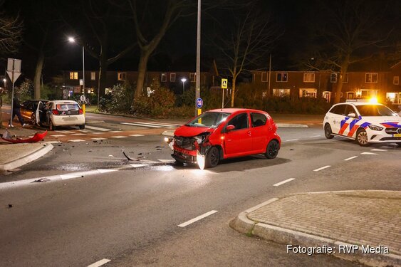 Veel schade na aanrijding tussen drie personenauto's op kruising Huizen