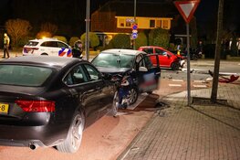 Veel schade na aanrijding tussen drie personenauto's op kruising Huizen