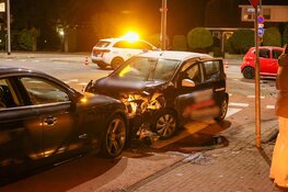 Veel schade na aanrijding tussen drie personenauto's op kruising Huizen