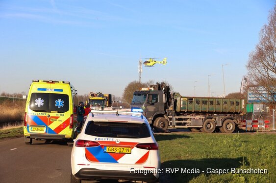 Fietser overleden na aanrijding met vrachtwagen in Muiderberg