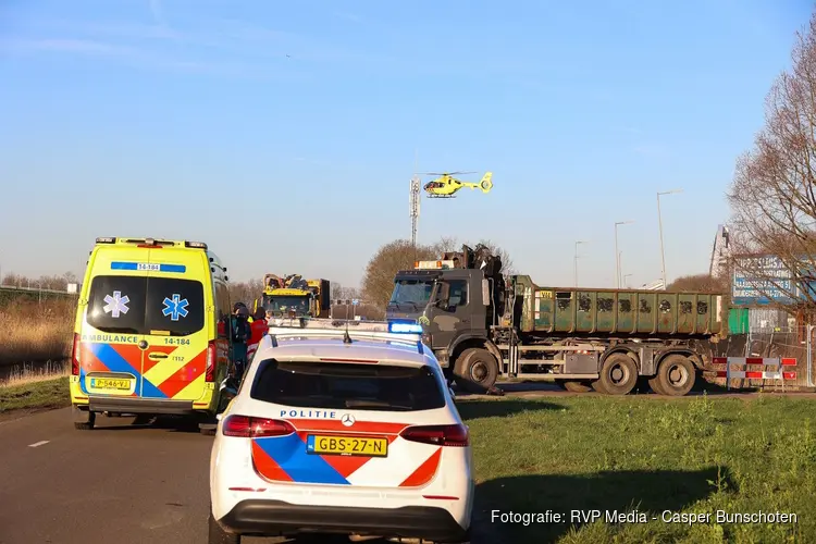 Fietser overleden na aanrijding met vrachtwagen in Muiderberg
