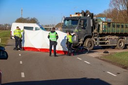 Fietser overleden na aanrijding met vrachtwagen in Muiderberg