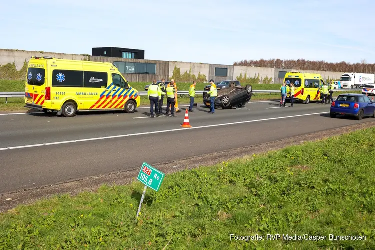 Auto slaat over de kop op A27 bij Blaricum, bestuurder met spoed naar ziekenhuis