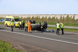 Auto slaat over de kop op A27 bij Blaricum, bestuurder met spoed naar ziekenhuis
