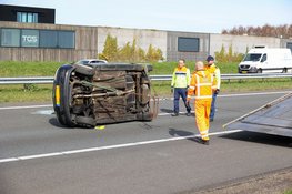 Auto slaat over de kop op A27 bij Blaricum, bestuurder met spoed naar ziekenhuis
