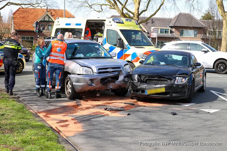 Botsing tussen twee auto’s op kruispunt in Hilversum