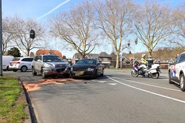 Botsing tussen twee auto’s op kruispunt in Hilversum